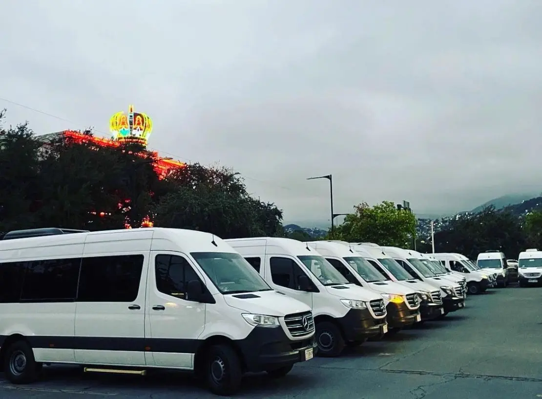 Fila de vans Mercedes-Benz Sprinter blancas de la flota, en Monterrey