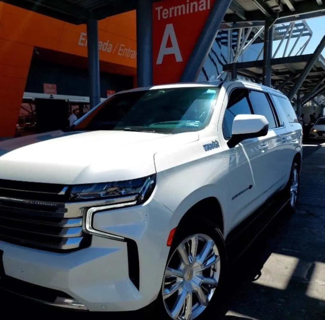 Chevrolet Suburban blanca esperando en la Terminal A del aeropuerto de Monterrey