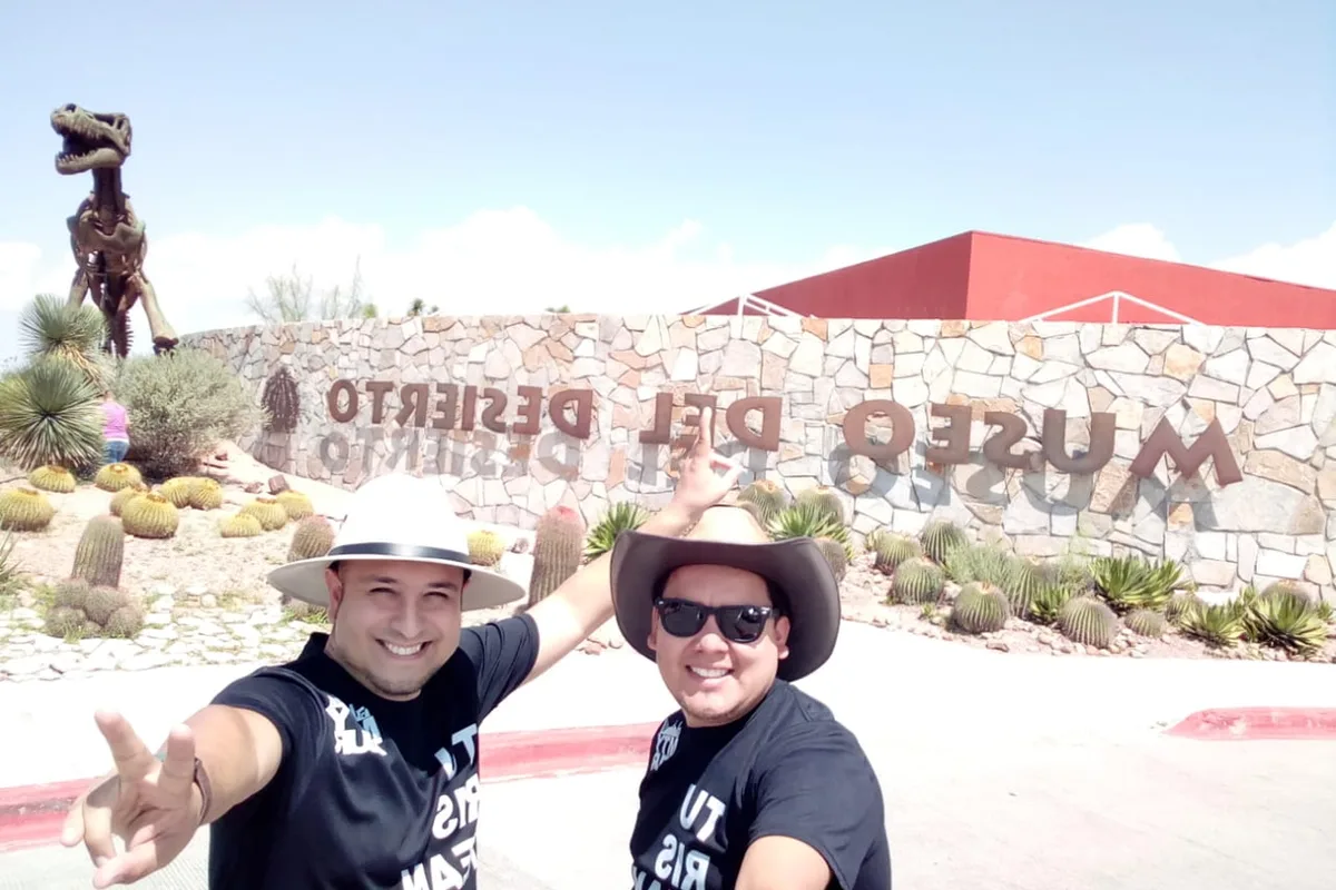 Entrada del Museo del Desierto en Saltillo con la escultura de dinosaurio de bienvenida